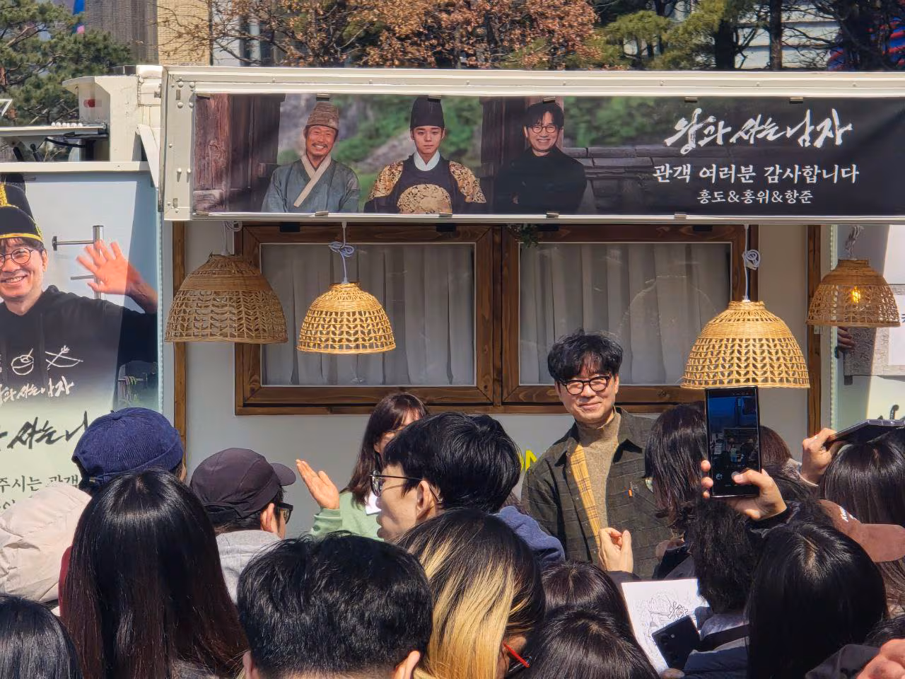 영화 '왕과 사는 남자'를 연출한 장항준 감독이 12일 오후 서울 중구 한국프레스센터 앞 광장에서 커피차 이벤트를 열고 팬과 기념 촬영을 하고 있다. /권오은 기자