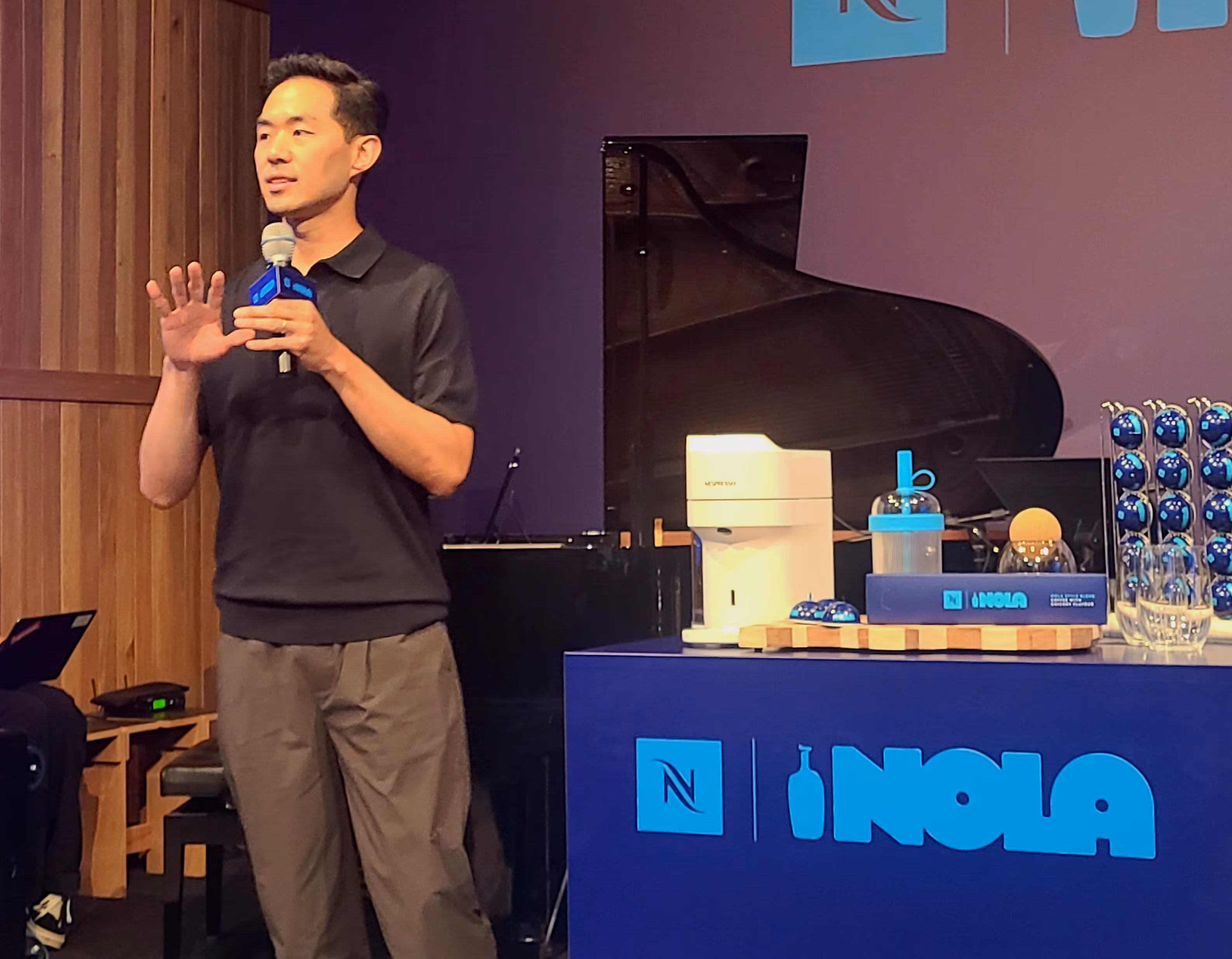 라이언 서 블루보틀 커피 코리아 대표가 10일 서울 성동구 성수동 카인드 서울에서 진행한 협업 브랜드 ‘놀라 스타일 블렌드(NOLA Style Blend)’ 출시 기념 간담회에서 발표를 하고 있다. /민영빈 기자