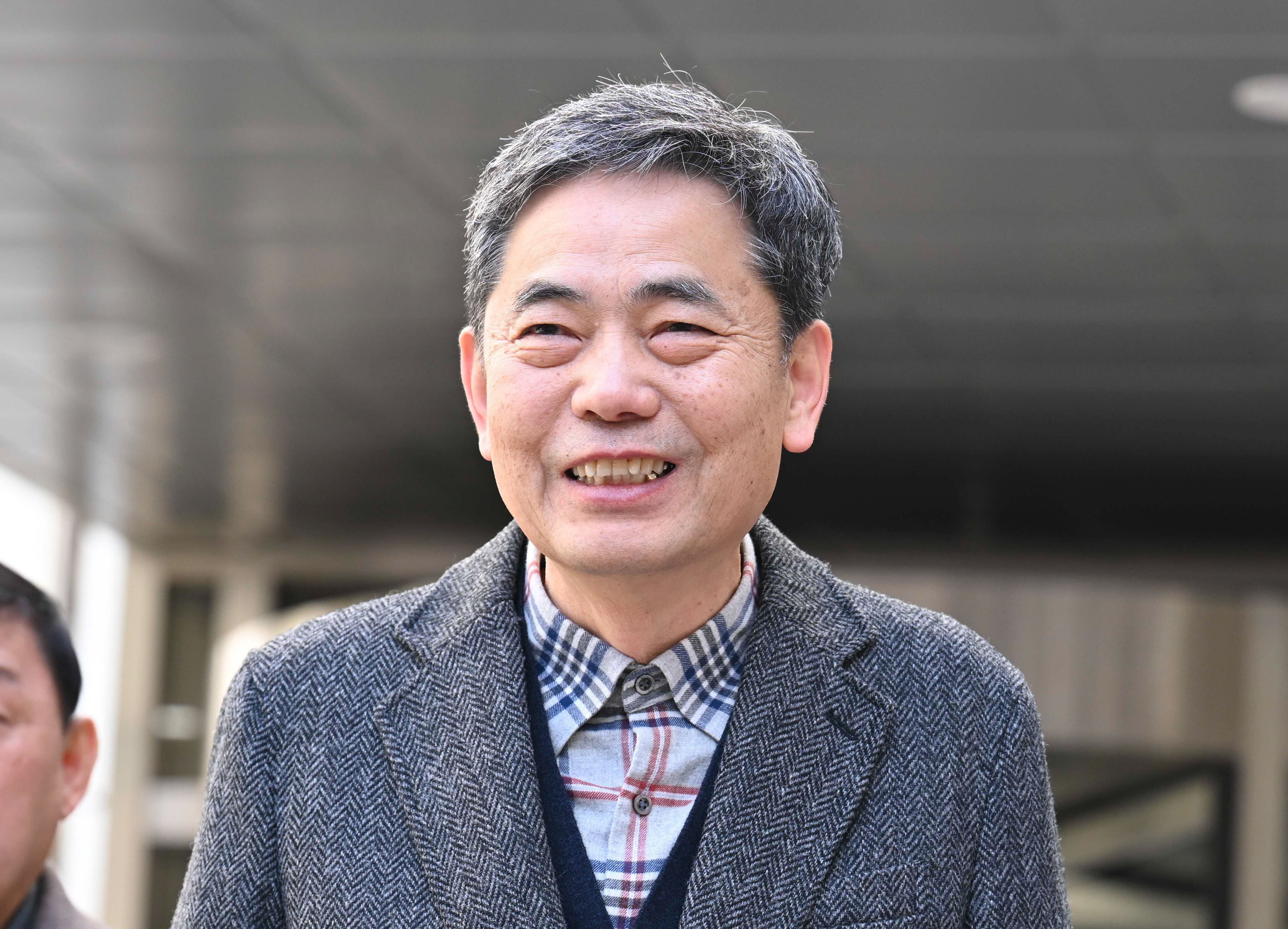 곽상도 전 국민의힘 의원이 지난 2월 6일 서울 서초구 서울중앙지방법원에서 열린 범죄수익은닉규제법 위반 혐의 1심 선고 공판 후 법원을 나서며 취재진의 질문에 답하고 있다. /뉴스1