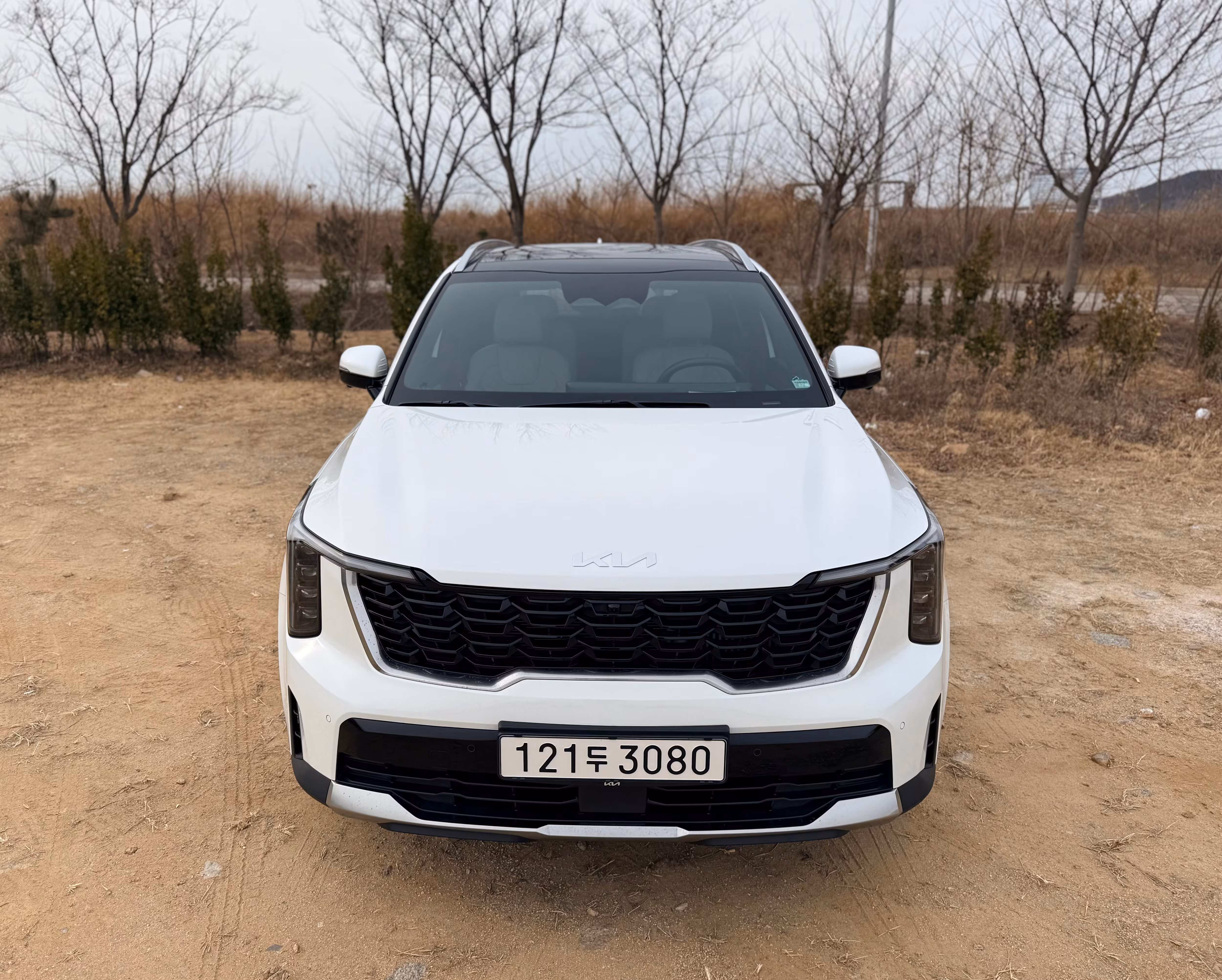 기아의 2026년형 ‘쏘렌토 1.6 가솔린 터보 하이브리드’ 전면. 라디에이터 그릴이 기존보다 더 넓어지고 입체적 패턴이 적용돼 단단한 인상을 풍긴다./이윤정 기자