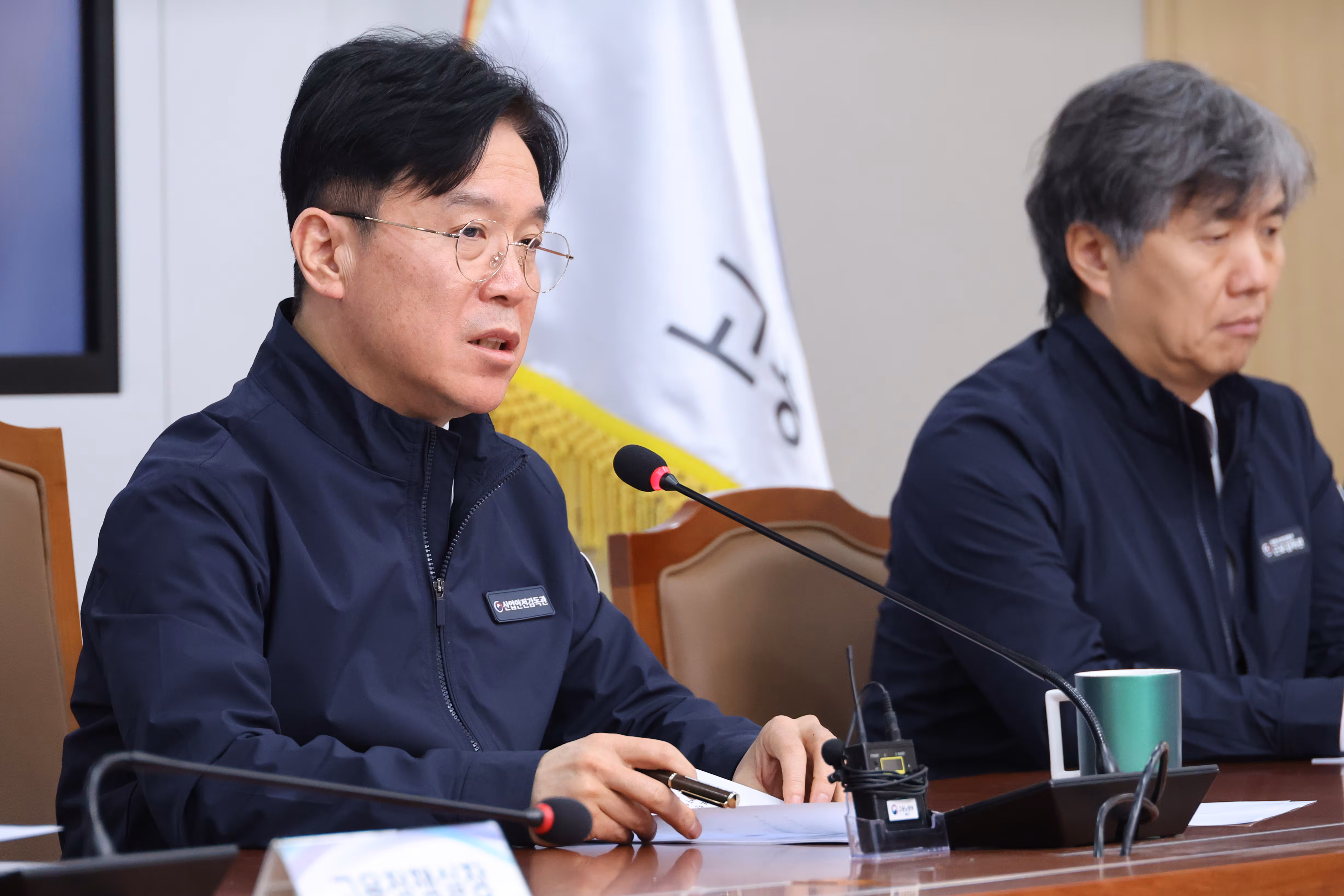 김영훈 고용노동부 장관이 23일 정부세종청사에서 열린 중동 상황 및 대전 화재 관련 긴급 상황 점검회의를 주재하고 있다./연합뉴스