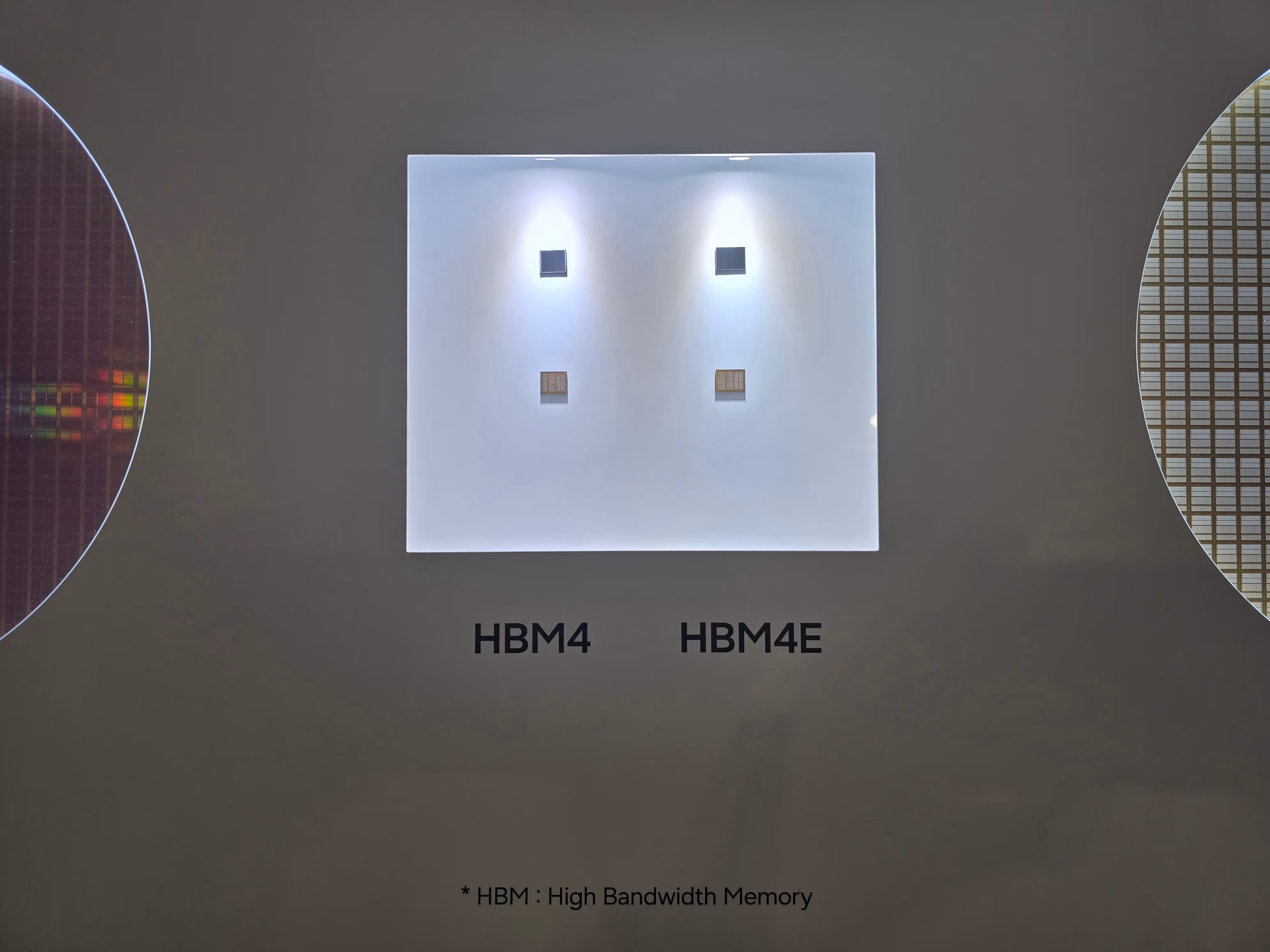 18일 경기도 수원시 수원컨벤션센터에서 열린 삼성전자 제57기 정기주주총회에서 공개된 7세대 고대역폭메모리(HBM4E)와 6세대 HBM(HBM4) 실물./정두용 기자