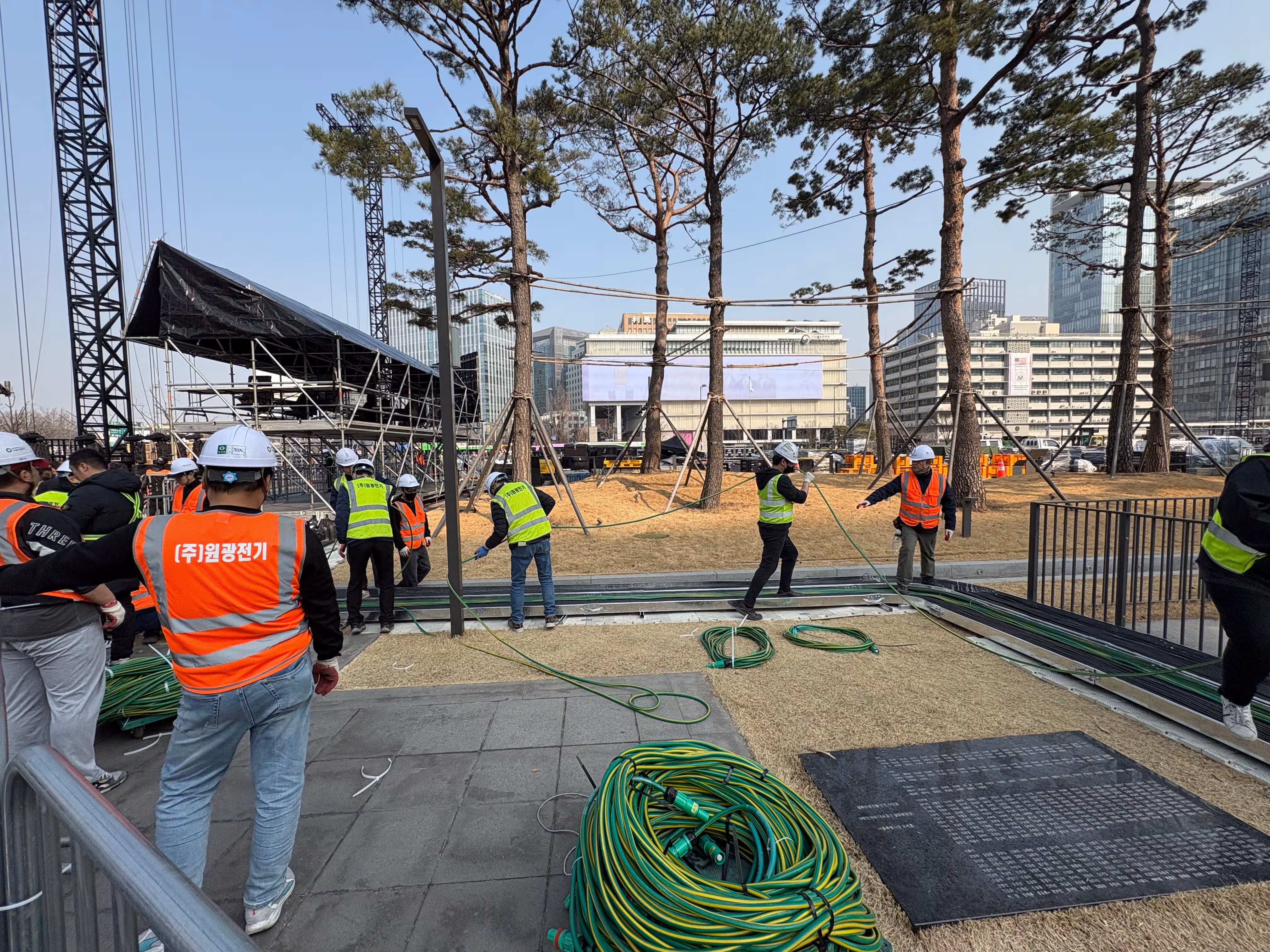 원광전기 직원들이 오는 21일 서울 광화문 광장에서 열릴 그룹 방탄소년단(BTS)의 정규 5집 앨범 '아리랑(ARIRANG)' 발매 기념 컴백 콘서트 관련 전선 작업을 하고 있다. / 정미하 기자