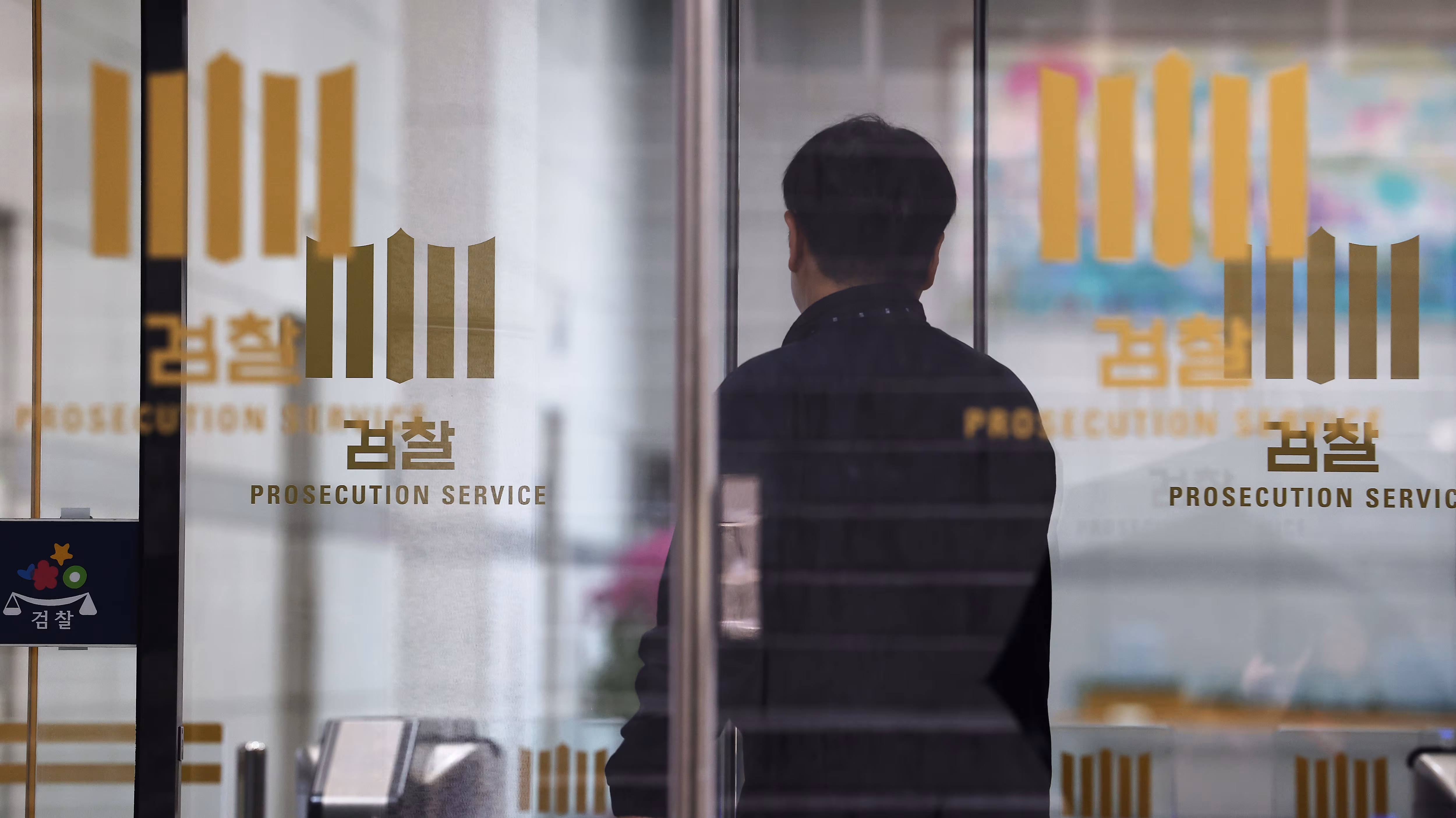 당·정·청(민주당·정부·청와대)이 공소청 검사의 수사 지휘 및 수사 개입 관련 조항 등을 삭제한 중수청·공소청 설치법 최종안을 조율해 오는 19일 국회 본회의에서 처리하겠다고 밝힌 가운데 18일 서울 서초동 대검찰청에서 직원들이 오가고 있다. /연합뉴스