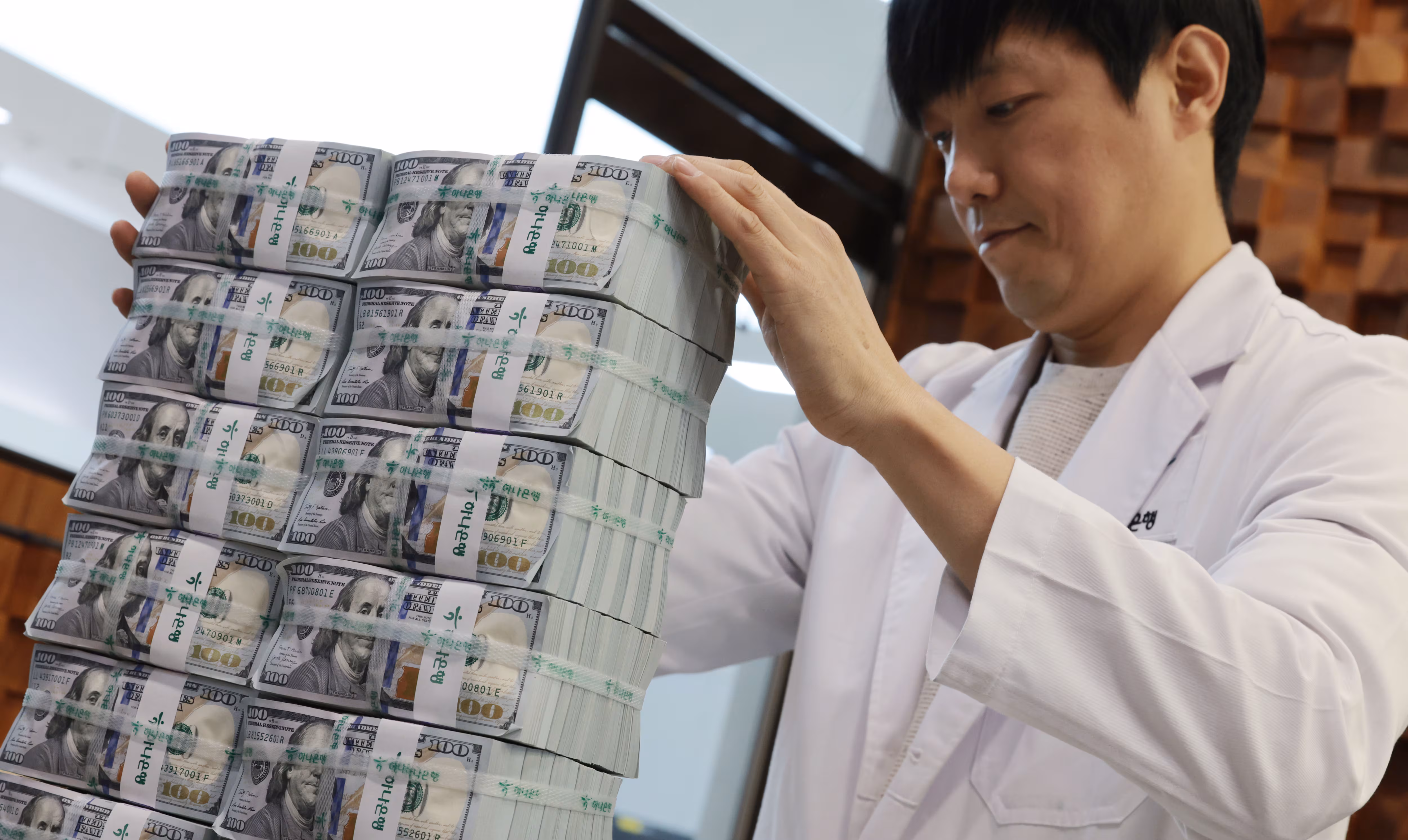 서울 중구 하나은행 위·변조 대응센터에서 직원이 달러를 정리하고 있다./연합뉴스