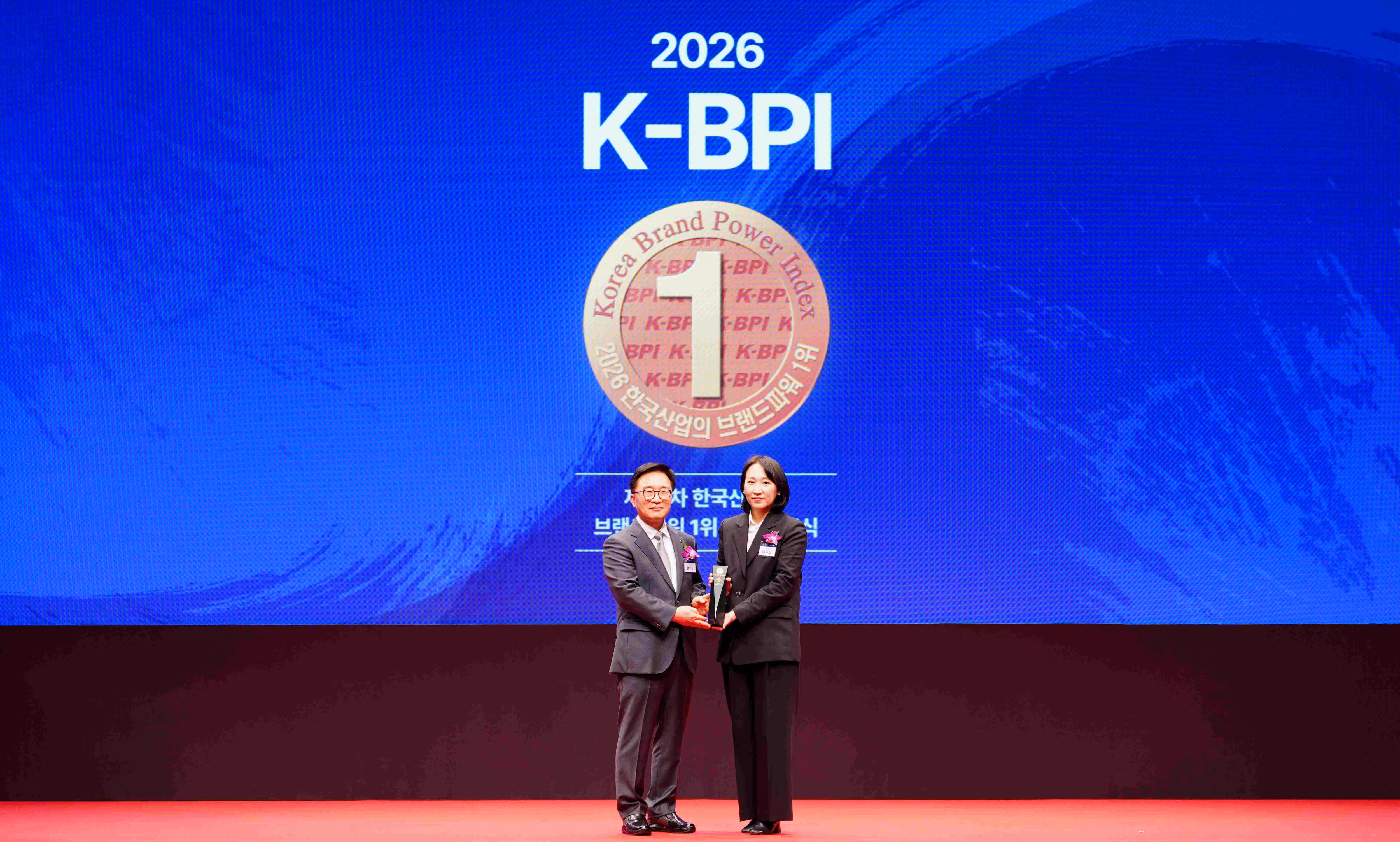 지난 19일 신라호텔에서 열린 ‘2026 한국산업의 브랜드파워(K-BPI)’ 인증식에서 이효진 CJ푸드빌 외식사업본부장(오른쪽)과 한수희 한국능률협회컨설팅 대표이사 사장(왼쪽)이 시상 후 기념사진을 촬영하고 있다. /CJ푸드빌 제공