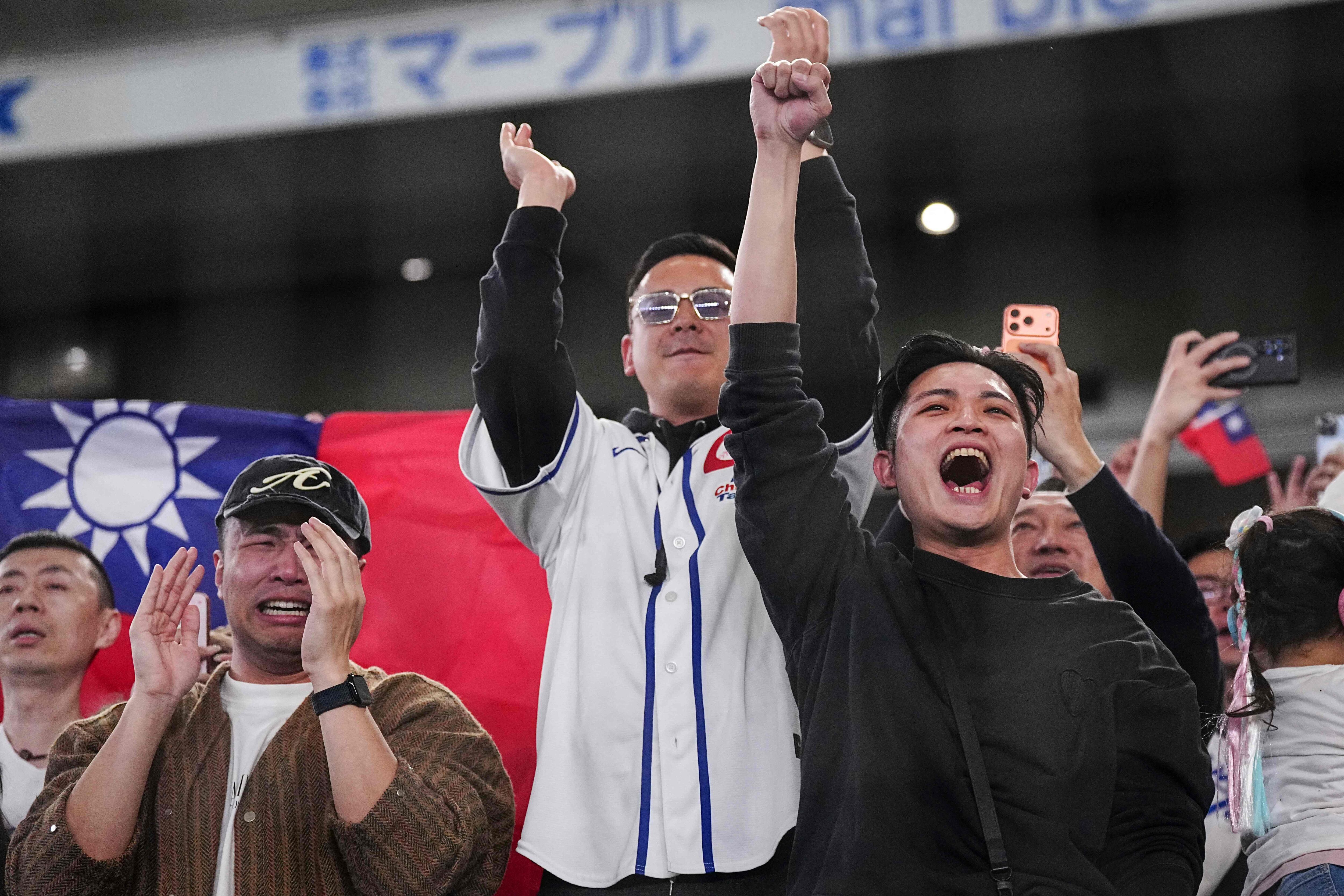 8일 일본 도쿄돔에서 열린 월드베이스볼클래식(WBC) 풀C 대만과 한국 경기 후 팬들이 대만의 승리를 축하하고 있다. /연합뉴스