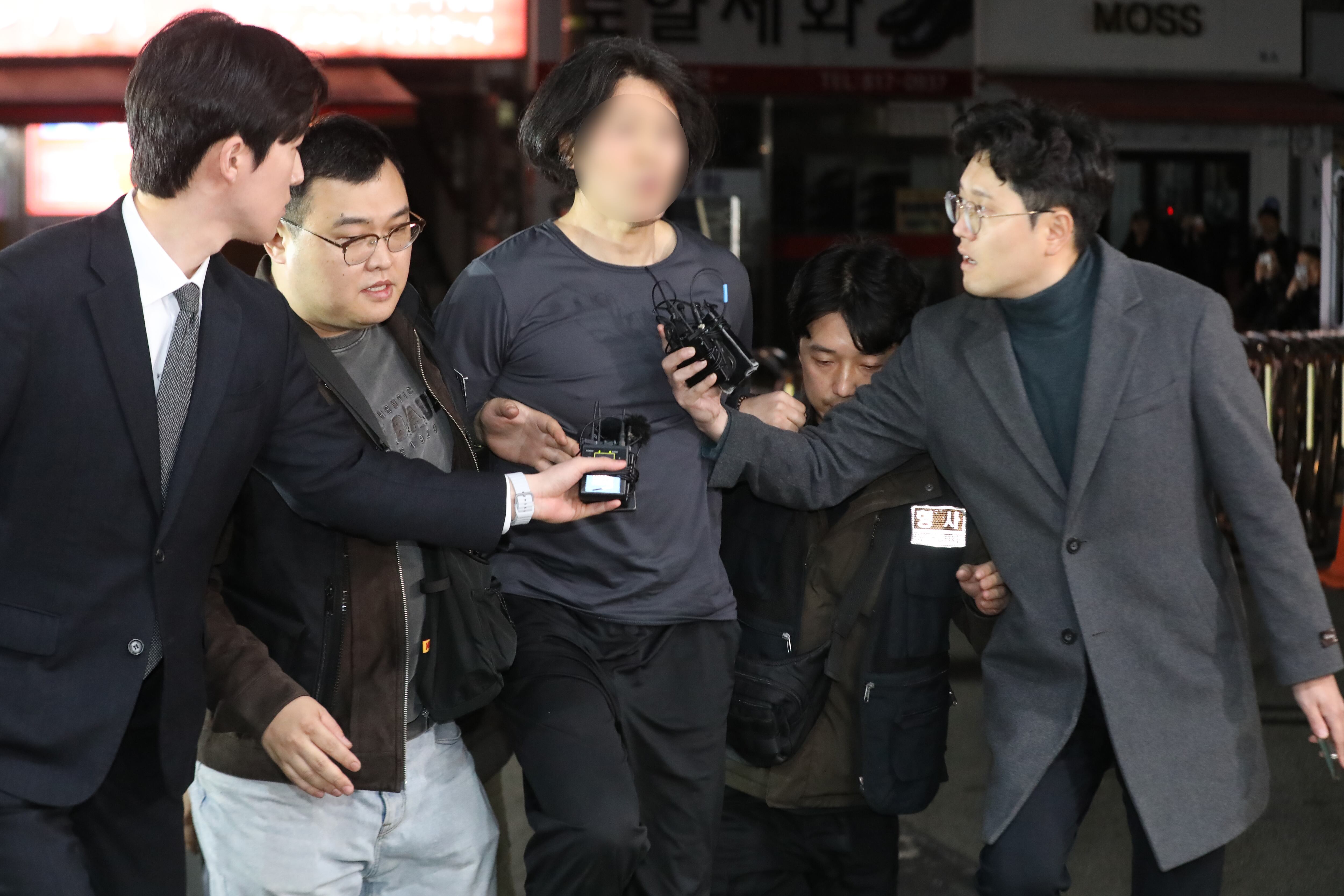 부산의 한 아파트에서 항공사 기장을 흉기로 살해한 혐의를 받는 50대 피의자 A 씨가 지난 17일 오후 부산진경찰서로 압송되고 있다. /뉴스1