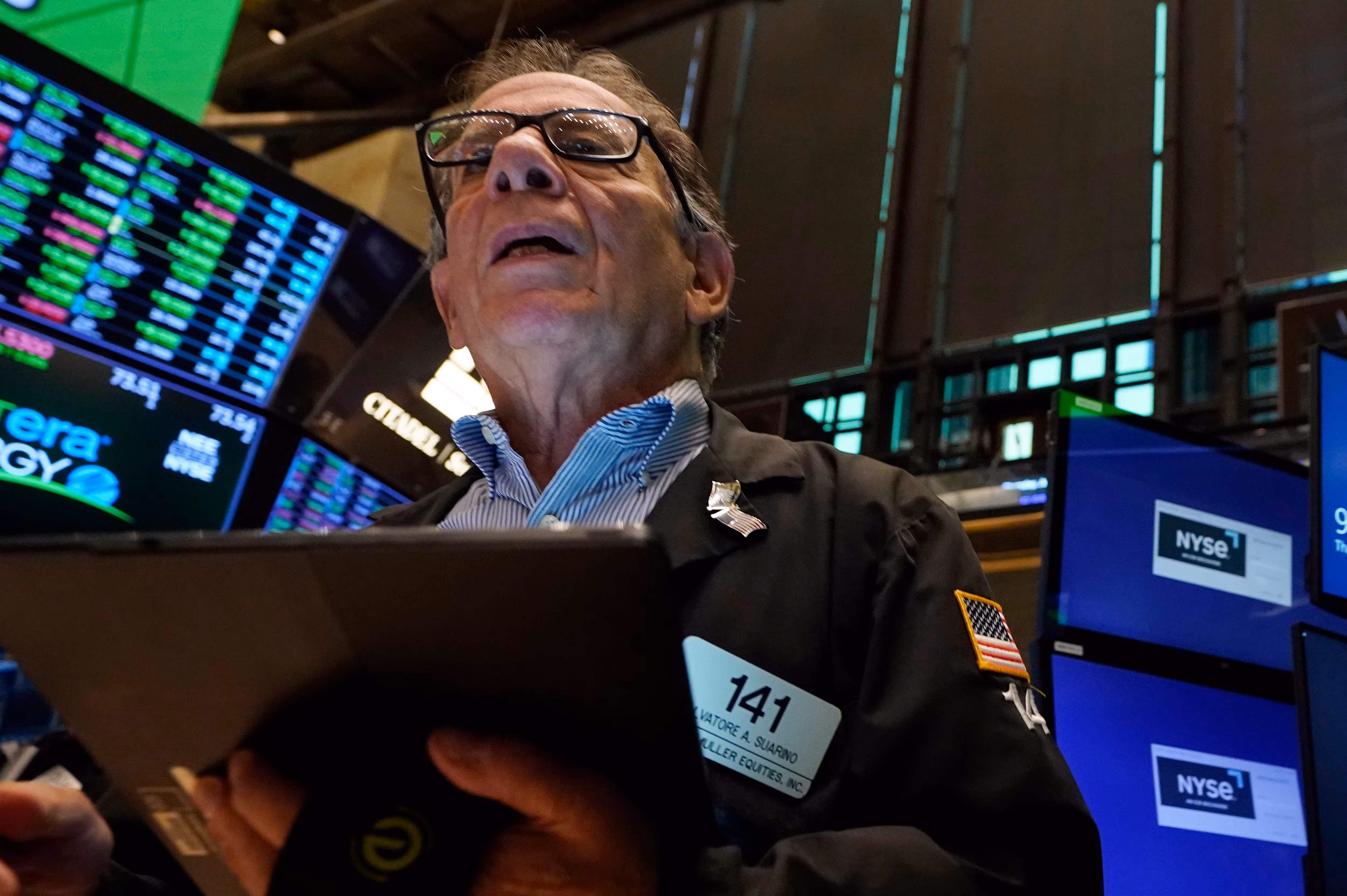 미국 뉴욕증권거래소(NYSE)에서 한 트레이더가 업무를 보고 있다. /연합뉴스