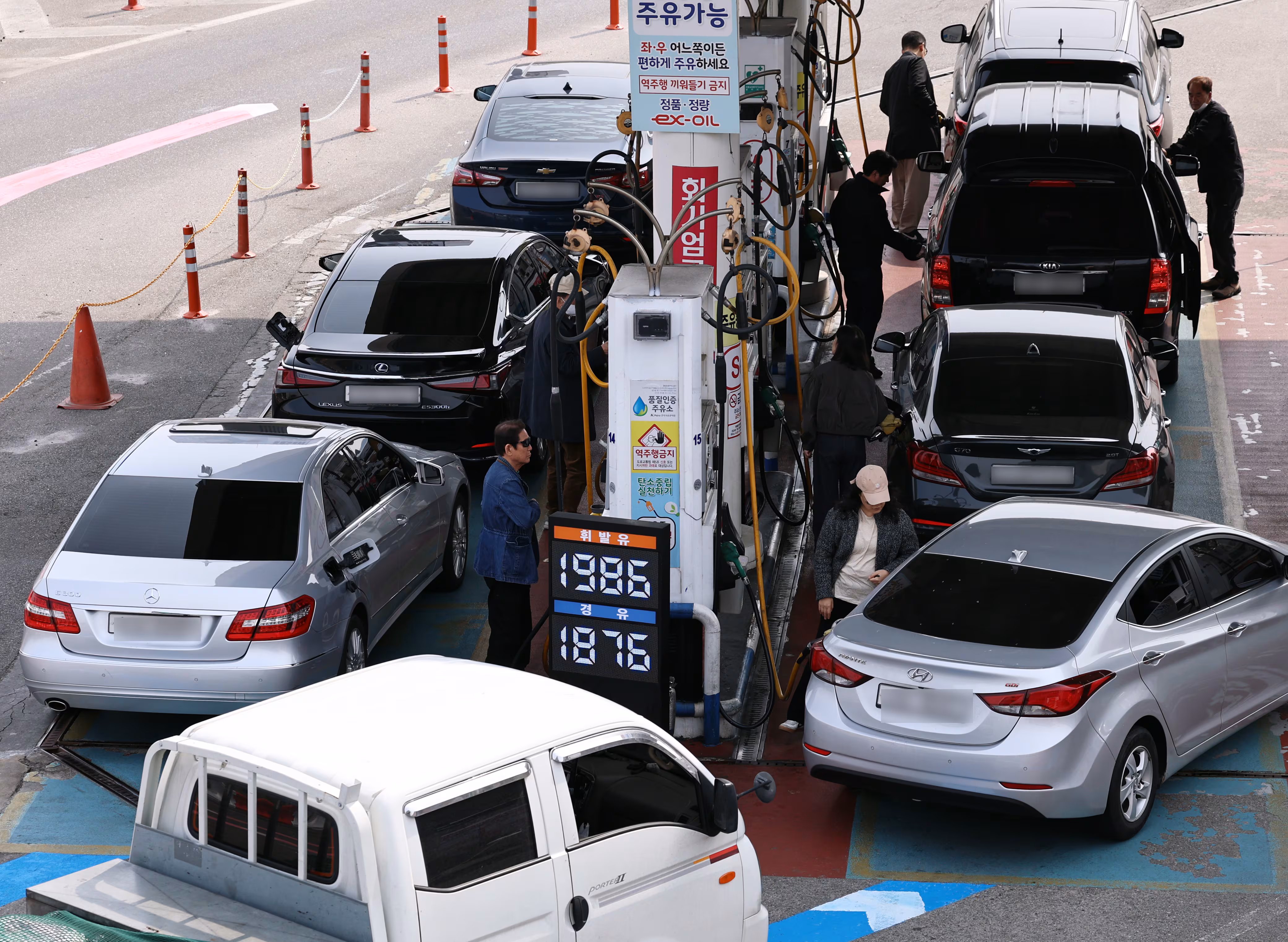 차량이 줄 선 주유소 모습./ 뉴스1