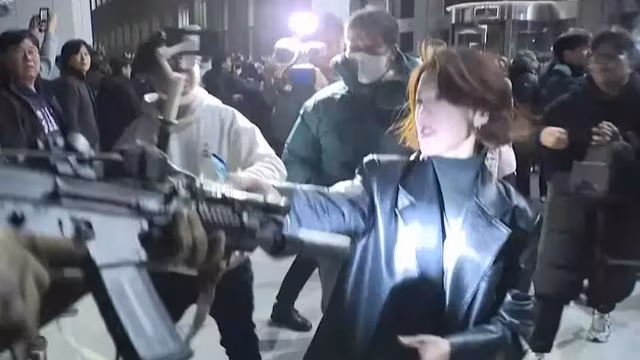 안귀령 청와대 부대변인이 2024년 12월 3일 밤 당시 국회의사당에 진입한 한 계엄군의 총기를 붙잡고 있다. /이코노믹타임스 캡처
