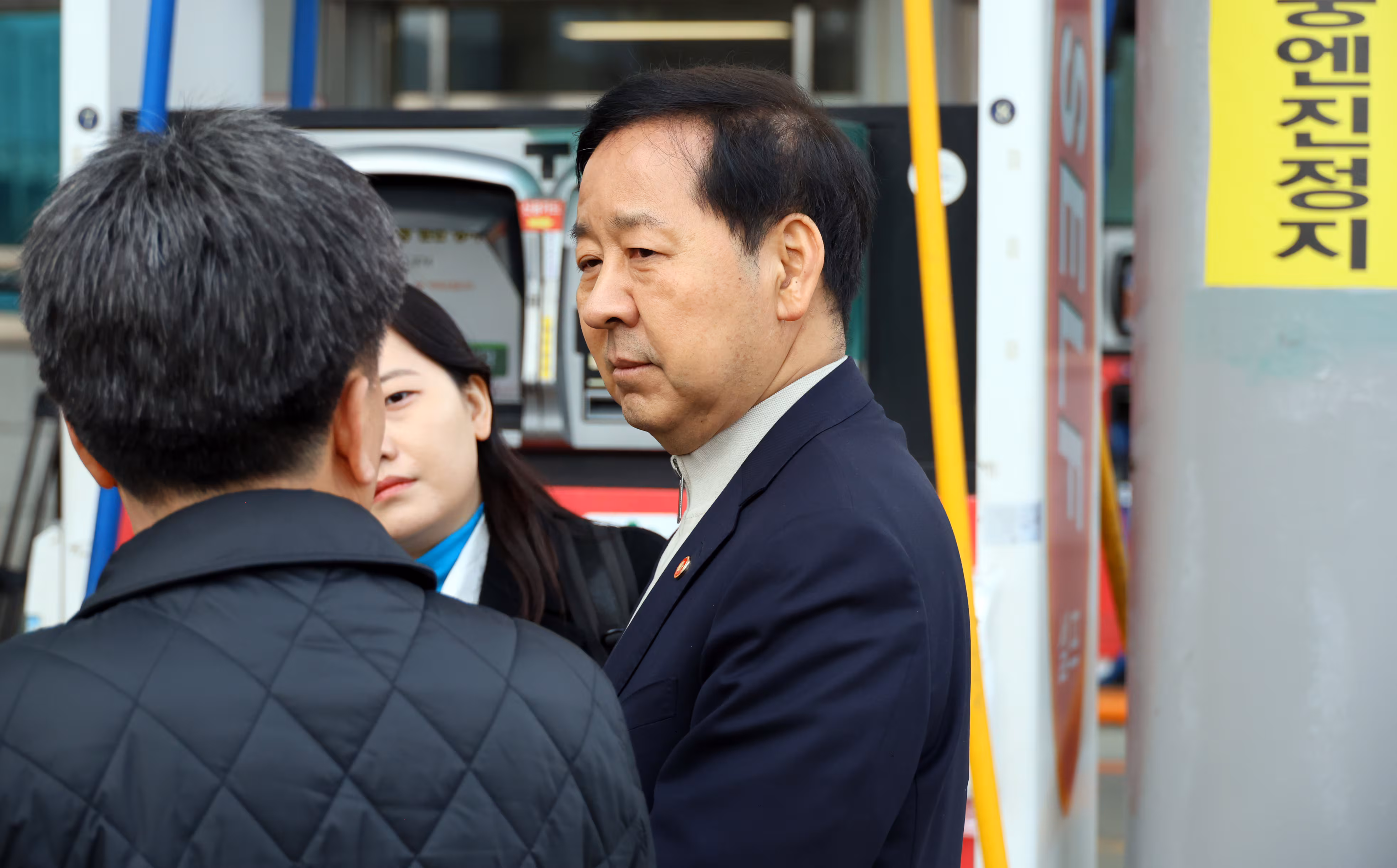 구윤철 부총리 겸 재정경제부 장관이 지난 6일 대전 유성구의 한 주유소 현장을 방문해 주유소 관계자로부터 유류 거래량 등 현장 상황을 듣고 있다. /연합뉴스