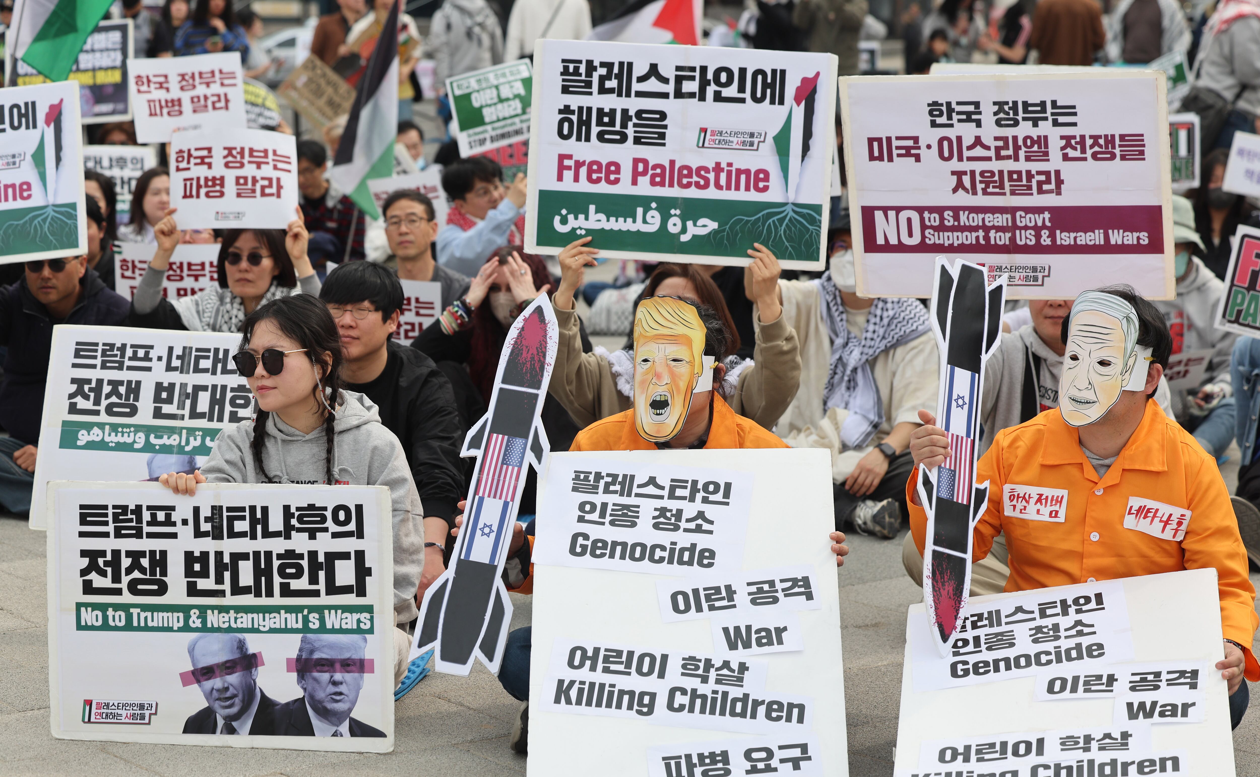 29일 서울 종로구 열린송현녹지광장 입구에서 열린 트럼프·네타냐후의 전쟁 반대 집회에서 참석자들이 미국과 이스라엘의 이란 공습을 규탄하고 있다. /뉴스1