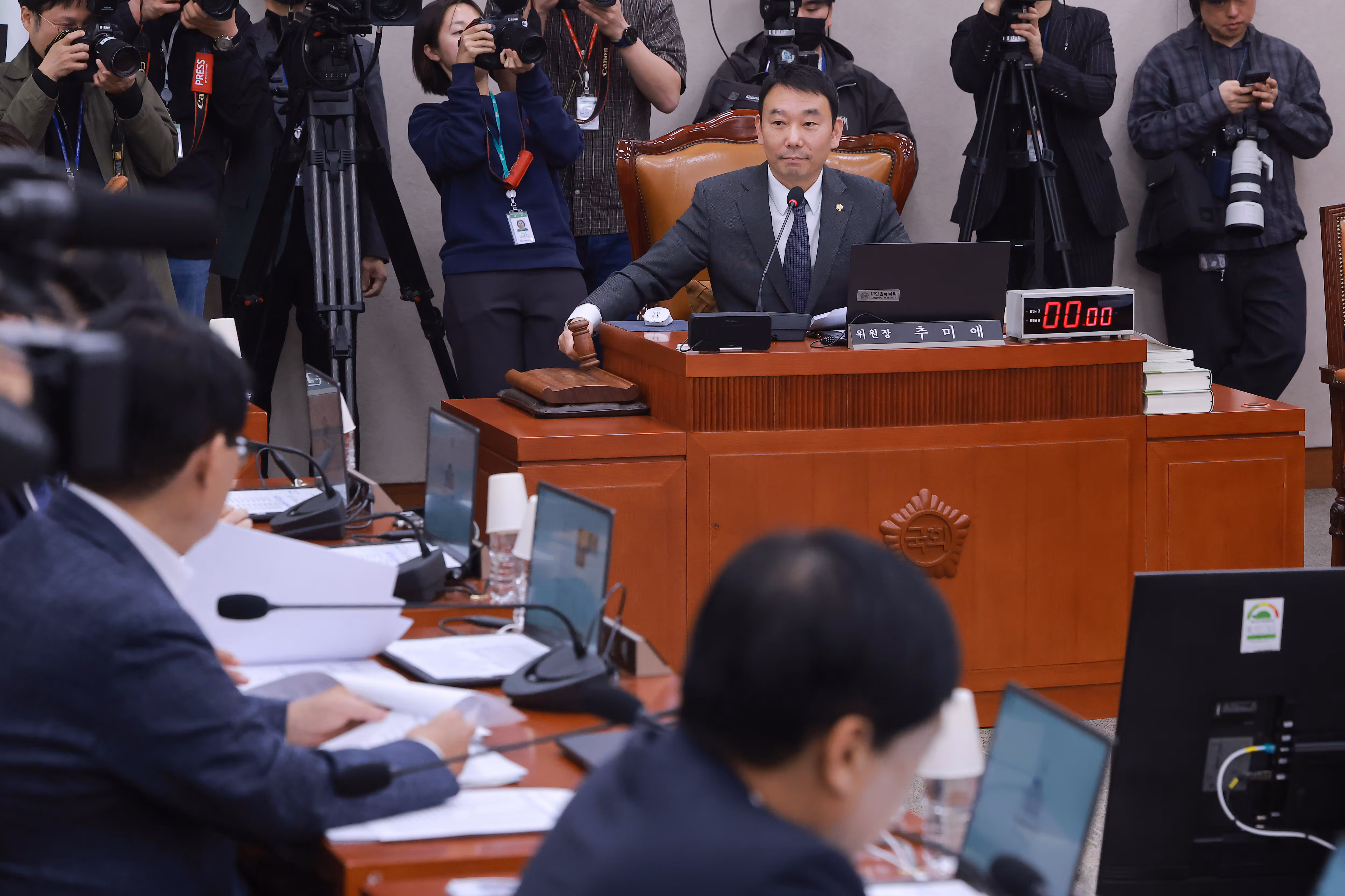 30일 국회에서 열린 법제사법위원회 전체회의에서 위원장 직무대행인 여당 간사 더불어민주당 김용민 의원이 개의를 선언하고 있다./연합뉴스