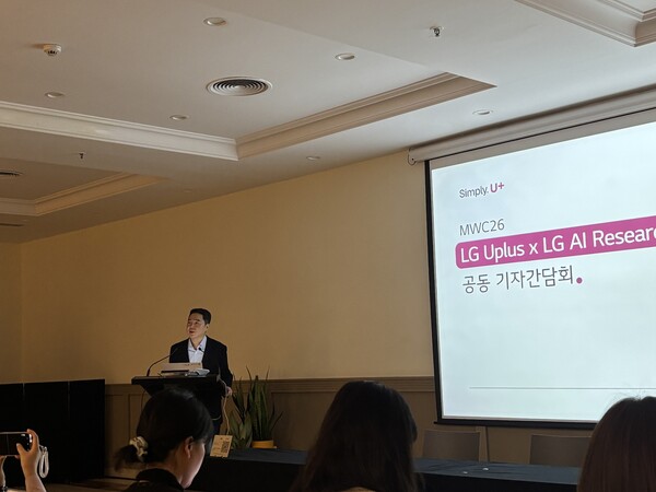 이상엽 LG유플러스 최고기술책임자(CTO) 전무가 1일(현지시각) 스페인 바르셀로나 현지에서 열린 간담회에서 말하고 있다. / 김광연 기자