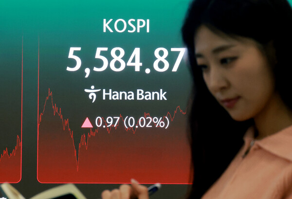 6일 서울 중구 하나은행 본점 딜링룸 전광판에 종가가 표시되고 있다. / 뉴스1