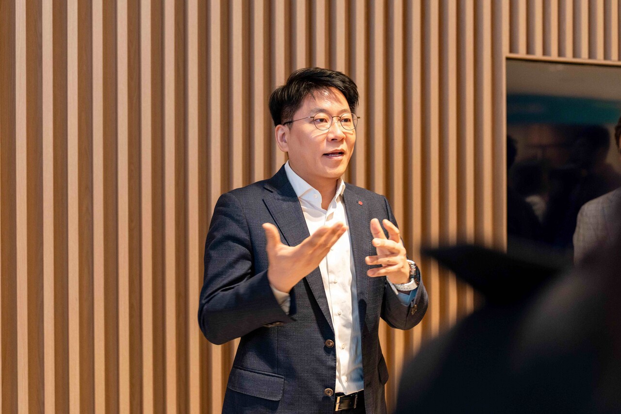 김동명 LG에너지솔루션 사장이 20일 서울 여의도 LG트윈타워에서 열린 '제6기 정기주주총회'에서 질의에 답변하고 있다. / LG에너지솔루션