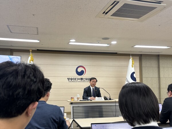 김종철 방송미디어통신위원회 위원장이 30일 정부과천청사에서 취임 100일을 맞아 출입 기자간담회에서 말하고 있다. / 김광연 기자