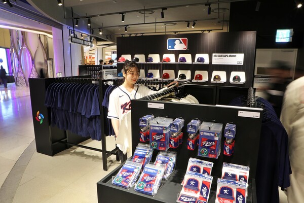 서울시 송파구에 위치한 에비뉴엘 잠실점 지하 1층에서 열린 '파나틱스' 팝업스토어에서 고객이 WBC 및 MLB 굿즈를 둘러보고 있다. / 롯데백화점