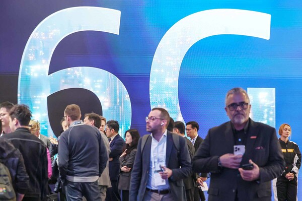 3월 4일(현지시각) 스페인 바르셀로나 피라 그란 비아 전시장에서 열린 '모바일 월드 콩그레스(MWC) 2025'를 찾은 관람객들이 미디어텍(MEDIATEK) 부스에서 6G 기술 체험을 하고 있다. / 뉴스1