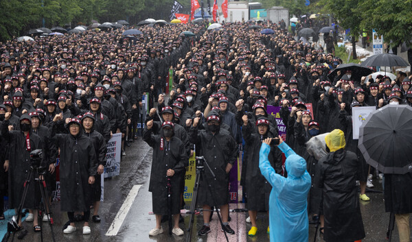 전국삼성전자노동조합 조합원들이 2024년 7월 8일 오전 경기도 화성시 반월동 삼성전자 화성사업장에서 열린 총파업 결의대회에서 구호를 외치고 있다. / 삼성전자