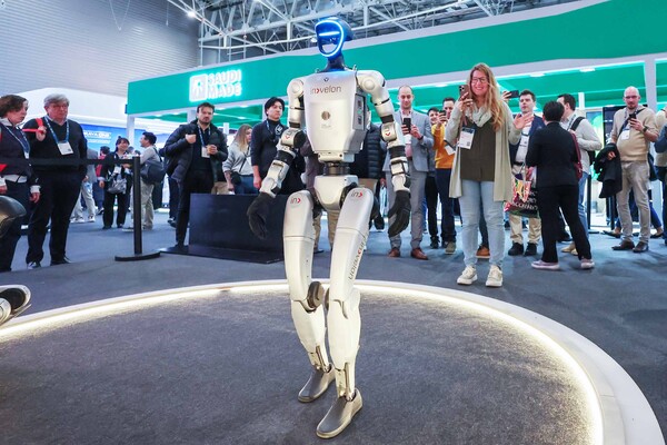 5일(현지시간) 스페인 바르셀로나 피라 그란 비아 전시장에서 열린 '모바일 월드 콩그레스(MWC) 2025'에서 이족 보행 휴머노이드 로봇이 관람객들의 이목을 끌고 있다. / 뉴스1