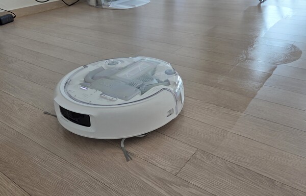 로모 P는 물걸레 청소시 오염도에 따라 물 분사량을 조절하는 기능을 갖춰 자동으로 세정력을 높여 청소한다.