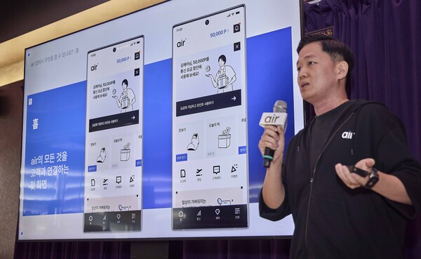 이윤행 당시 SK텔레콤 에어기획팀장이 2025년 10월 1일 서울 성동구 T팩토리에서 자급제 전용 디지털 통신 서비스 ‘에어(air)’를 소개하고 있다. / 뉴스1