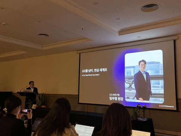 임우형 LG AI연구원 공동 연구원장이 1일(현지시각) 스페인 바르셀로나 현지에0서 열린 간담회에서 말하고 있다. / 김광연 기자