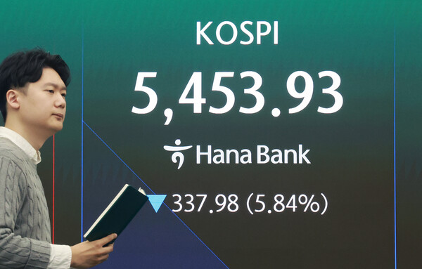 미국과 이란 간의 무력 충돌로 경제시장 불안감이 지속되고 있는 4일 서울 중구 하나은행 본점 딜링룸 전광판에 코스피 지수가 나오고 있다. 이날 코스피는 전 거래일보다 238.98(4.13%) 하락한 5552.93, 코스닥은 전 거래일보다 32.87(2.89%) 하락한 1104.83에 거래를 시작했다. /뉴스1