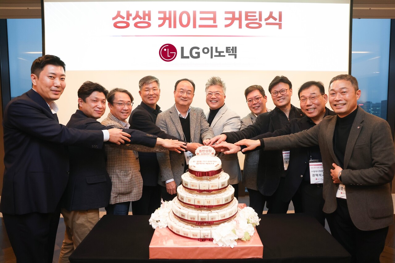 5일 서울 강서구 LG사이언스파크에서 문혁수 LG이노텍 사장(왼쪽 다섯 번째)을 비롯한 LG이노텍 관계자와 협력회 회장사인 주재철 에이피텍 대표(왼쪽 여섯 번째) 등 주요 협력사 대표들이 상생 케잌 커팅식을 진행하고 있다. / LG이노텍