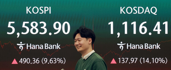 5일 서울 중구 하나은행 본점 딜링룸 전광판에 코스피 지수 종가가 표시돼 있다. 이날 코스피는 전 거래일 대비 490.36(9.63%) 오른 5583.90에, 코스닥은 전 거래일 대비 137.97(14.10%) 오른 1116.41에 장을 마감했다. /뉴스1