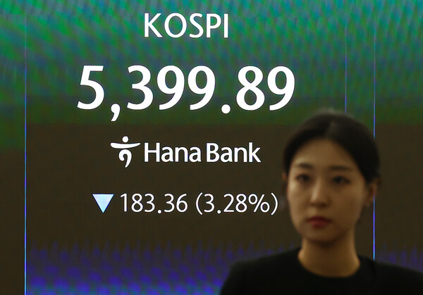 13일 오전 서울 중구 하나은행 본점 딜링룸 전광판에 코스피가 표시되고 있다. / 뉴스1