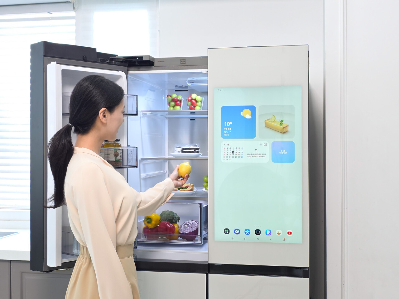 삼성전자 모델이 AI 기반의 고도화된 식재료 관리 기능을 제공하는 2026년형 '비스포크 AI 패밀리허브' 냉장고를 소개하고 있다. / 삼성전자