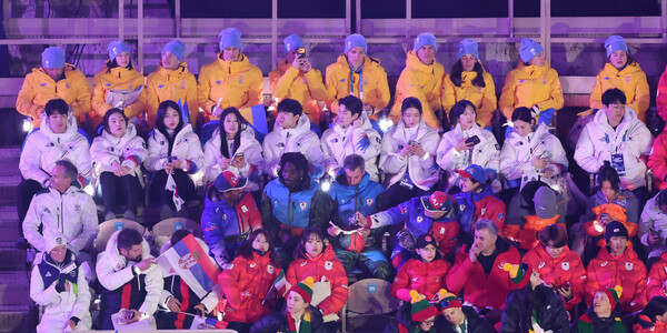 2월 22일(현지시각) 이탈리아 베로나 올림픽 아레나에서 열린 2026 밀라노·코르티나담페초 동계올림픽 폐회식에서 대한민국 선수단이 폐회식 공연을 바라보고 있다. / 뉴스1