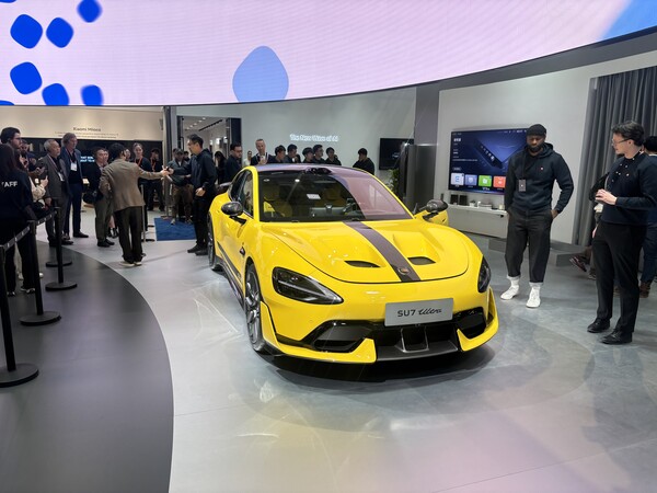 샤오미가 2일(현지시각) 스페인 바르셀로나에서 개막한 모바일 월드 콩그레스(MWC) 2026에서 초고성능 전기차인 SU7 울트라를 공개하고 있다. / 김광연 기자