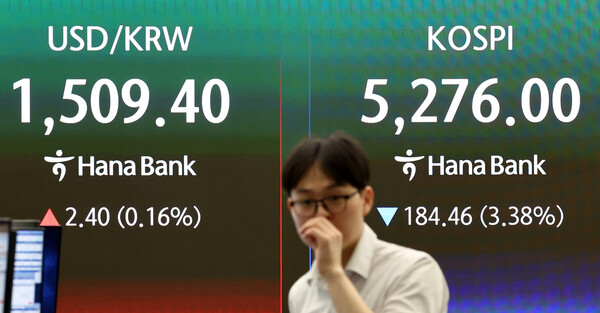 미국·이란의 휴전 기대감이 낮아지며 코스피가 하락 출발한 27일 오전 서울 중구 하나은행 딜링룸 전광판에 증시 시황이 표시되고 있다. /뉴스1