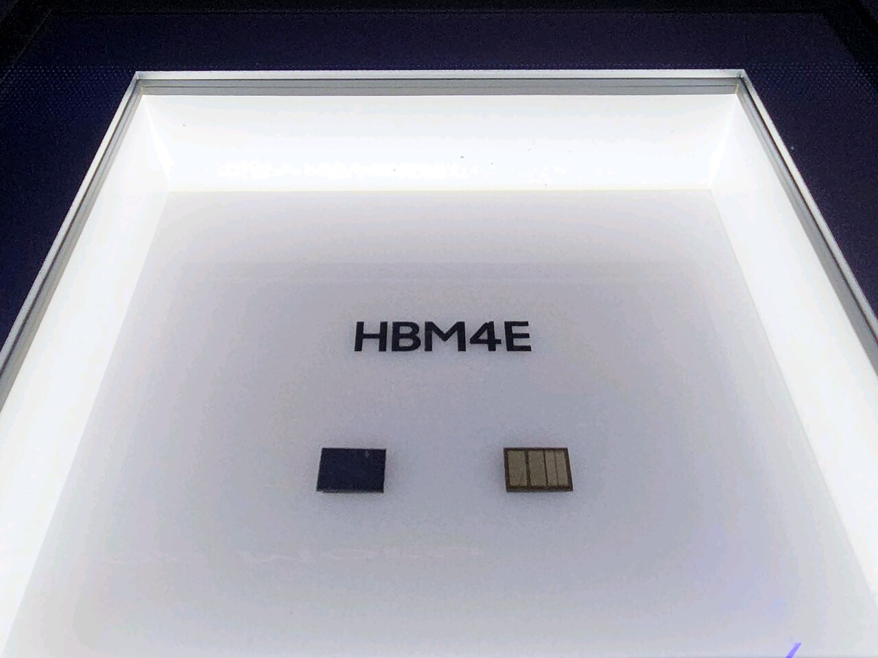 삼성전자 HBM4E 제품 전시 사진 / 삼성전자