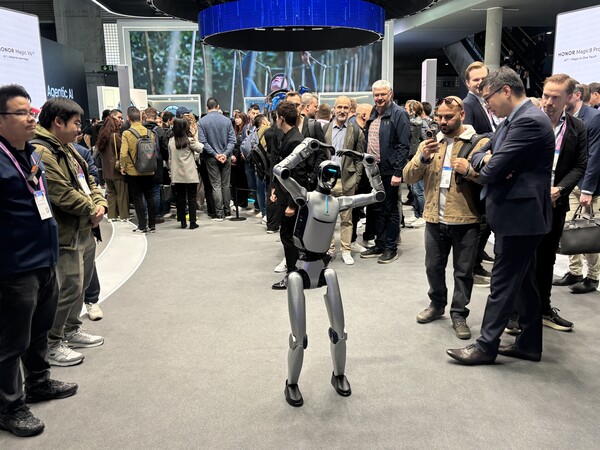 아너의 휴머노이드 로봇이 2일(현지시각) 스페인 바르셀로나에서 열린 모바일 월드 콩그레스(MWC) 2026 부스에서 인사하고 있다. / 김광연 기자