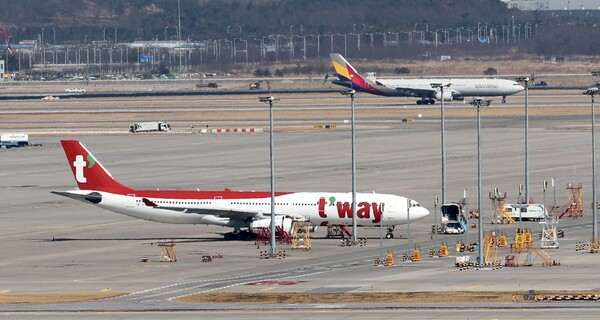 티웨이항공 여객기가 인천국제공항에 주기돼 있다. / 뉴스1