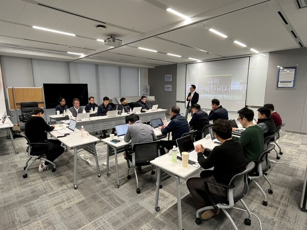 유진기업의 ‘인공지능 인텐시브’(AI Intensive) 과정 참가자들이 AI를 활용한 경영 전략 수립 및 데이터 분석 실습 교육을 받고 있다. / 유진그룹