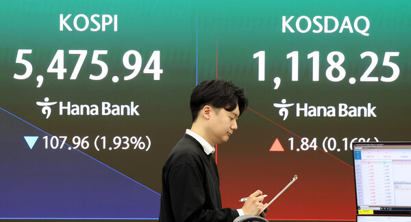 6일 서울 중구 하나은행 딜링룸 전광판에 코스피 등 시황이 표시되고 있다. 이날 코스피는 전 거래일 대비 92.88(1.66%) 하락한 5491.02, 코스닥은 1.08(0.10%) 상승한 1117.49에 개장했다. /뉴스1