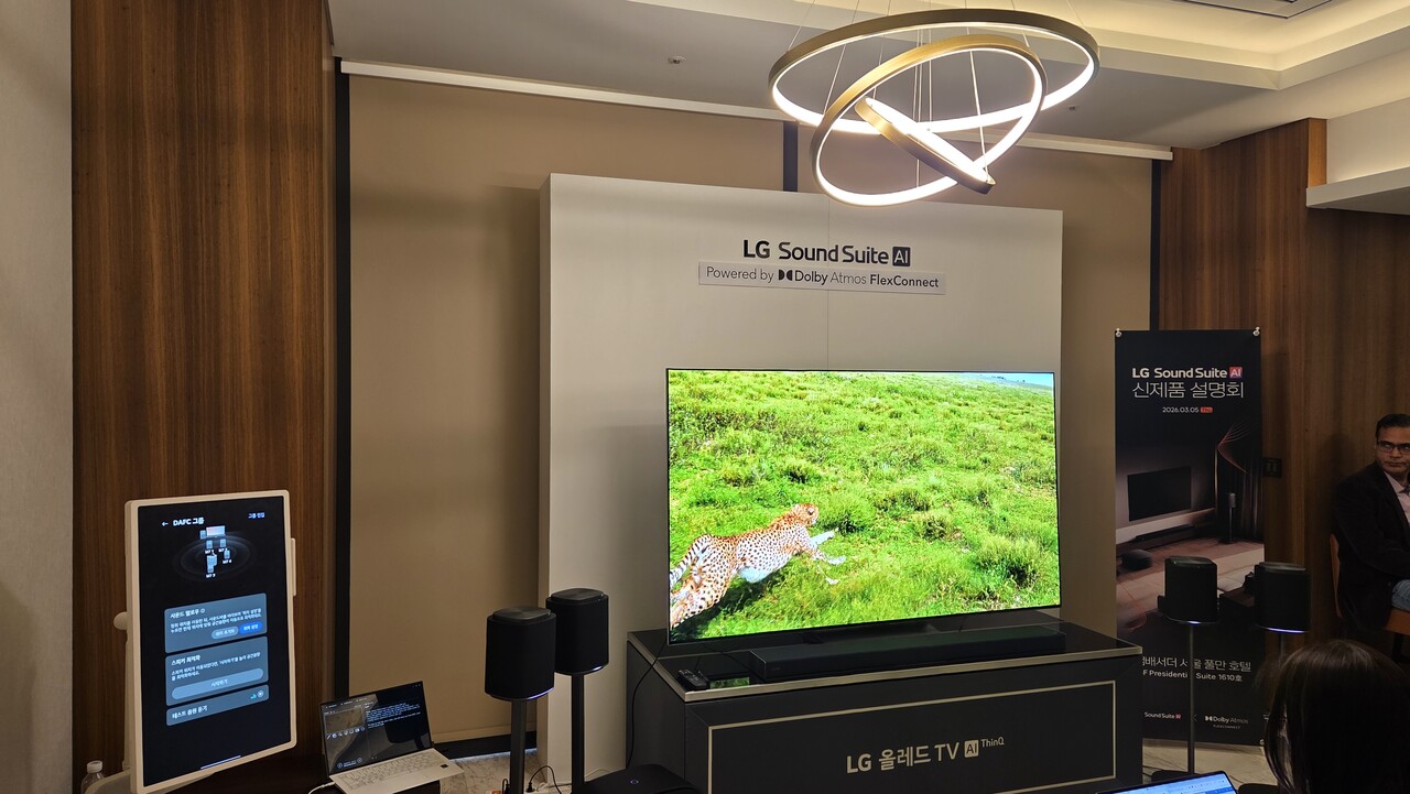 청취자가 자리를 옮겨도 휴대폰 앱 터치 한 번으로 그 위치를 즉시 최적의 청취 지점인 ‘스위트 스팟’으로 재설정해주는 ‘사운드 팔로우’ 기능을 시연 중인 모습 / 이광영 기자