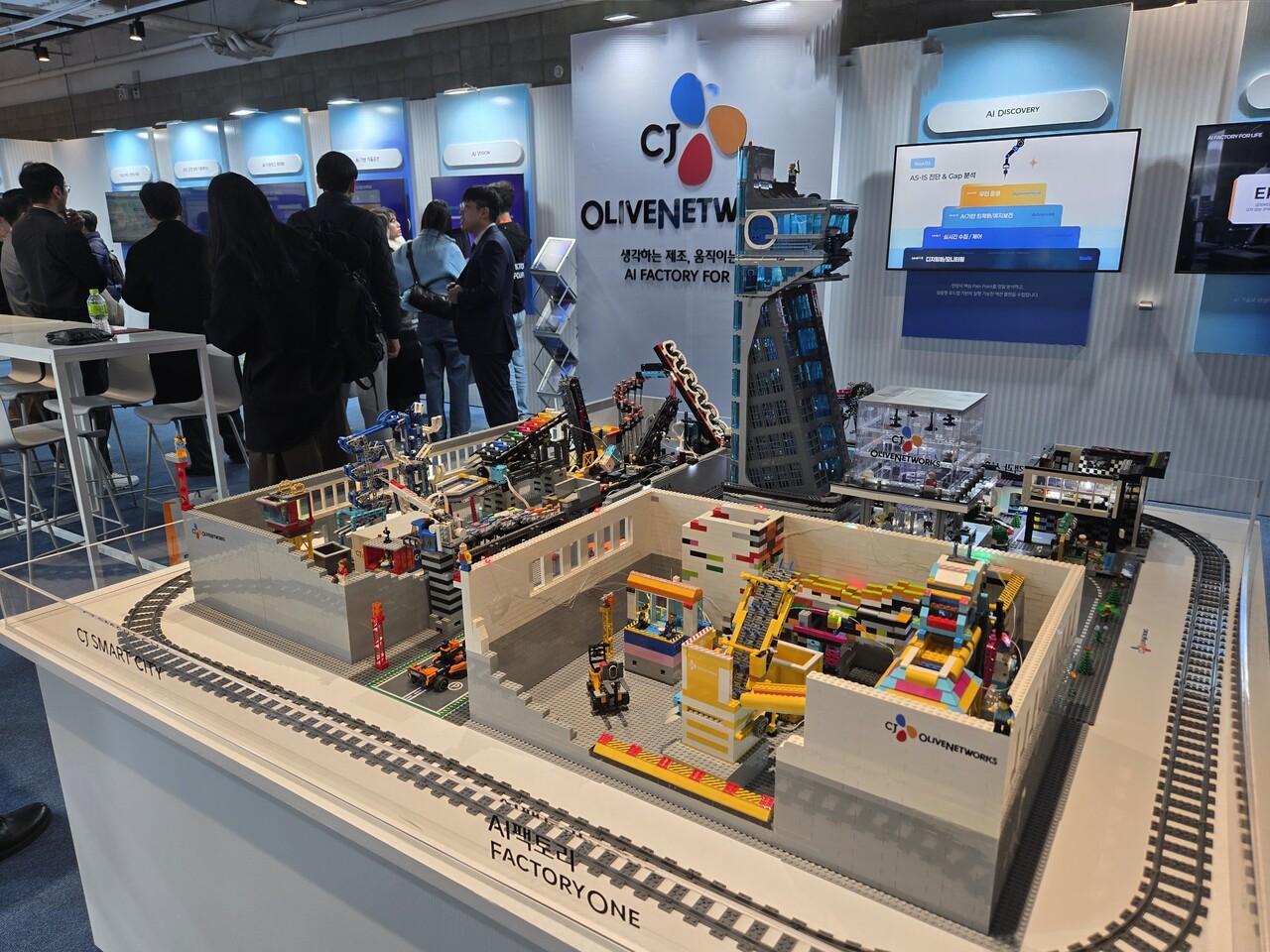 CJ올리브네트웍스 부스. AI 팩토리, 스마트시티 등을 레고로 표현했다. / 홍주연 기자