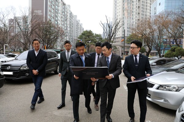 송치영 포스코이앤씨 사장(왼쪽에서 세 번째)이 서울 서초구 신반포 19·25차 재건축 사업지를 방문해 입찰 준비를 점검하고 있다. / 포스코이앤씨