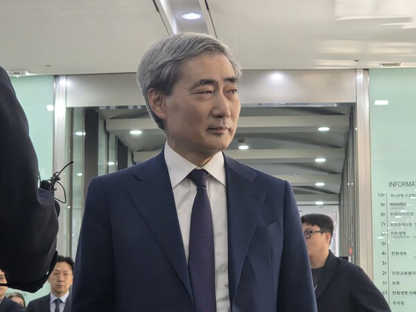 신현송 한국은행 총재 후보자가 31일 국회 인사청문회 준비를 위해 서울 세종대로 한화금융플라자에 마련된 사무실로 출근하면서 기자들과 만나 질문에 답하고 있다/한재희 기자