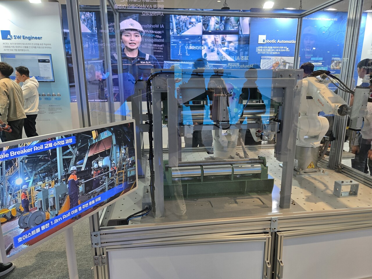 포스코DX의 부스. 사람 대신 기계가 롤 교체를 하는 모습을 구현했다. /  홍주연 기자