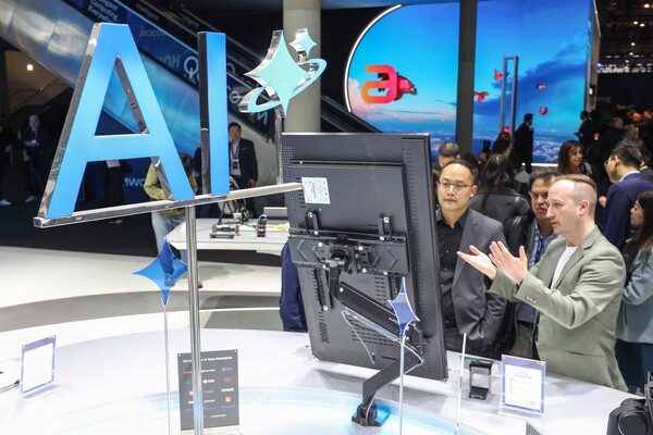 2025년 3월 3일(현지시각) 스페인 바르셀로나 피라 그란 비아 전시장에서 열린 '모바일 월드 콩그레스(MWC) 2025'를 찾은 관람객들이 중국 스마트폰 제조업체 아너(HONOR) 부스에서 AI 기능을 체험하고 있다. / 뉴스1