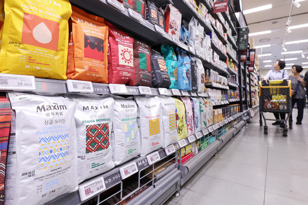 서울의 한 대형마트에 커피 원두가 진열돼 있다. / 뉴스1