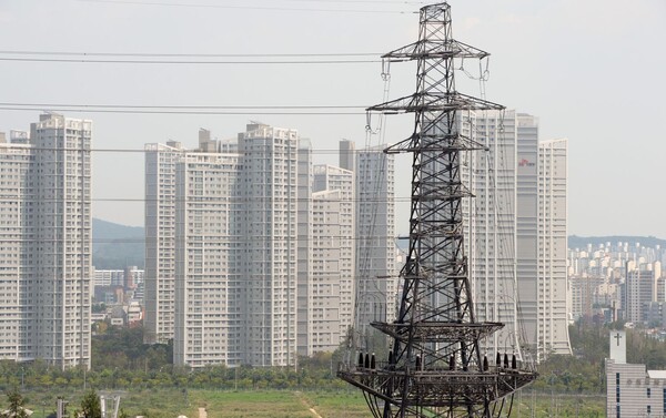 경기 수원시에 위치한 한 송전탑. / 뉴스1